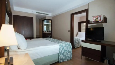 Семейный люкс с балконом в Ramada Plaza by Wyndham Antalya