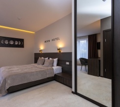 Номер полулюкс с 1 двуспальной кроватью и балконом в Moon