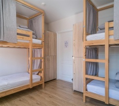 Кровать в 6-местном женском номере (общие удобства) в Hot Place Guest House