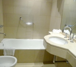 Трёхместный люкс в Waldorf Hotel
