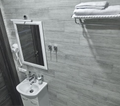 Двухместный стандарт с двуспальной кроватью (7) в July hotel