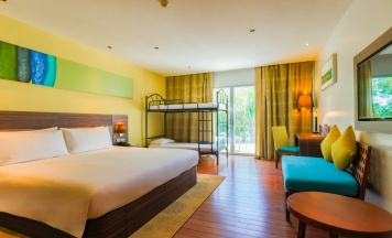 Четырёхместный номер Premium с балконом в Отель Holiday Inn Resort Phuket Karon Beach by IHG