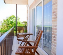 201 - Трехместный номер с балконом и прямым видом на море в Азов Инн