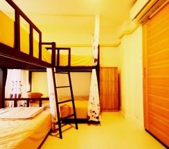 Кровать в общем номере с балконом и с красивым видом из окна в Early Bird Hostel Ayutthaya