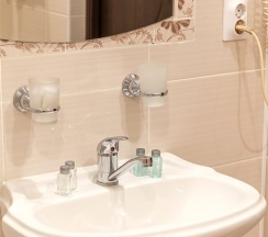 Двухкомнатный люкс с двуспальной кроватью в Рем Отель