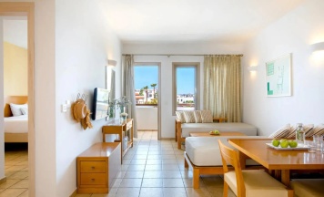Двухместный люкс c 1 комнатой с видом на бассейн 2 отдельные кровати в Louis Althea Beach Hotel