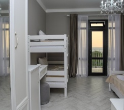 Четырёхместный номер Семейный с балконом и с видом на море в Blacksea