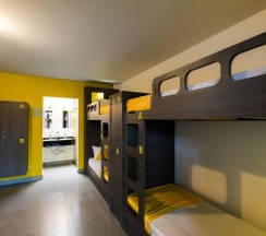 Кровать в общем номере с балконом в Concept Design Hostel & Suite