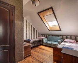 Номер стандарт с 3 односпальными и 1 двуспальной кроватью (мансарда) в Изумруд