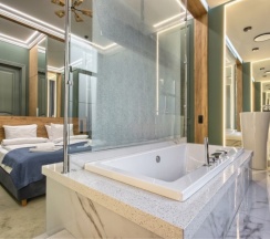дизайнерский люкс с ванной в Tuchkov hotel