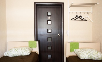 Кровать в 3-местном общем номере в Truck house hotel