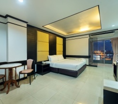 Двухместный номер Deluxe с балконом двуспальная кровать в The Legacy Hotel
