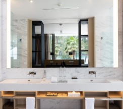 Двухместный люкс Azure с балконом двуспальная кровать в Twinpalms MontAzure Phuket Resort