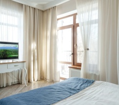 Двухместный полулюкс Provence №70 c 1 комнатой с балконом и с видом на парк двуспальная кровать в Лель