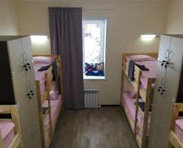 Кровать в 8-местном общем женском номере в Оригинал