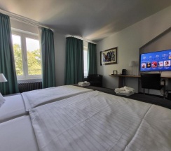 Двухместный номер Standard с видом на сад двуспальная кровать в Aussen Alster Hotel