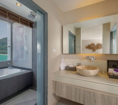 Двухместный Jacuzzi полулюкс с видом на море двуспальная кровать в Cape Sienna Gourmet Hotel & Villas
