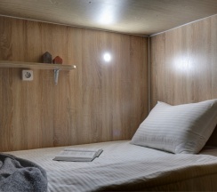 Кровать в 8-и местном общем номере повышенной комфортности в Roomy Hostel