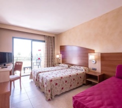 Номер Standard с балконом и с видом на бассейн в Hotel California Palace