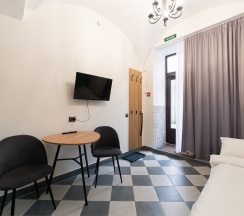 Апартаменты с большой кроватью, кухней-гостиной и отдельным входом в Двенадцать