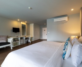 Двухместная студия Premium с балконом и с видом на сад двуспальная кровать в Arinara Beach Resort Phuket