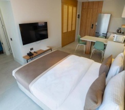 Полулюкс с балконом в Bomo Suites
