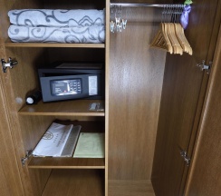 Двухместный номер стандарт первой категории с 2 односпальными кроватями с видом на монастырь в Покровская