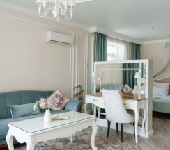 Двухместный люкс Provence №40 с 2 комнатами с красивым видом из окна двуспальная кровать в Лель