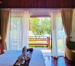 Двухместная вилла Seaside Wing Deluxe с видом на море двуспальная кровать в Kacha Resort and Spa Koh Chang