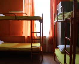 Кровать в 8-местном общем номере в Orange