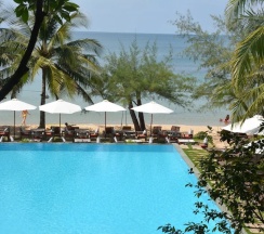 Трёхместное бунгало с видом на бассейн в Blue Sea Resort