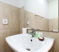Двухместный номер Deluxe с видом на сад двуспальная кровать в Avisara Villa & Guest House