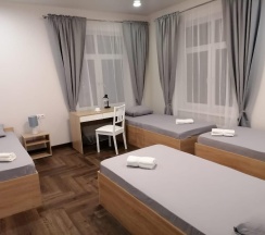 Кровать в 4-местном общем мужском номере в Эдем