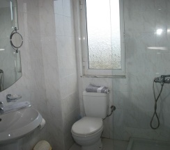 Двухместный номер Standard с балконом и с видом на море двуспальная кровать в Hotel Saranda