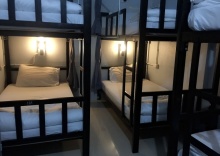 Кровать в общем номере в The Metallic Hostel