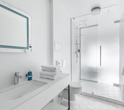 Номер Suite с двуспальной кроватью и диваном в Novotel Vladivostok