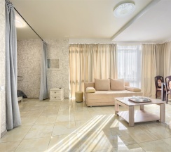 Полулюкс (одна двуспальная кровать и диван) в Nairi