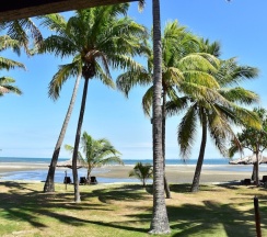 Бунгало рядом с пляжем в Club Fiji Resort