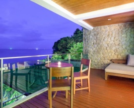Двухместный номер Premium Deluxe с видом на море двуспальная кровать в Отель Zenmaya Oceanfront Phuket, Trademark Collection by Wyndham