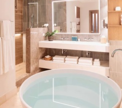 Butler Suite Tranquility Soaking Tub Tufa Terrace Skypool c 1 комнатой с балконом в Sandals Dunns River All Inclusive
