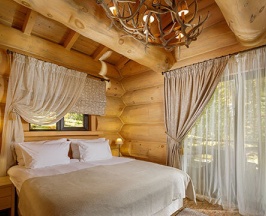 Chalet двуспальная кровать в Altay Village Teletskoe