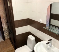 Стандартный семейный номер с 1 двуспальной и двухуровневой кроватью в Жемчужинка