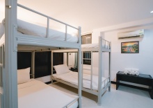 Кровать в общем номере в Noble House Patong