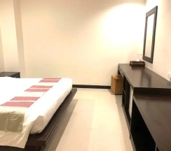 Двухместный номер Standard без окна двуспальная кровать в Lub Sbuy Hostel
