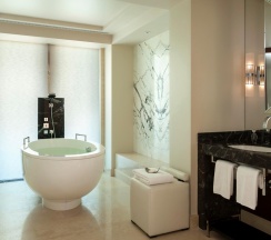 Номер Люкс Four Seasons Экзекьютив с видом на Кремль Кинг в Four Seasons Hotel Moscow