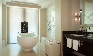 Номер Люкс Four Seasons Экзекьютив с видом на Кремль Кинг в Four Seasons Hotel Moscow