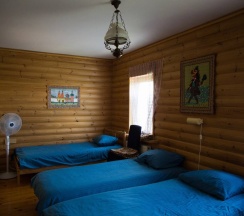 с тремя раздельными кроватями без кондиционера в Саттва