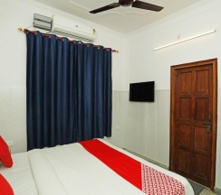 Двухместный номер Standard двуспальная кровать в OYO 14185 Laxmi Yellow Guest House