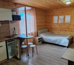 "СТУДИО на втором этаже" благоустроенный номер с двуспальной кроватью раскладным диваном и полноценной кухней. в Семейный