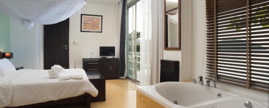 Двухместный люкс с видом на море двуспальная кровать в Mandalai Hotel